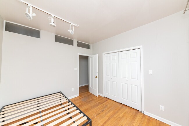 Building Photo - 1325 W Addison St