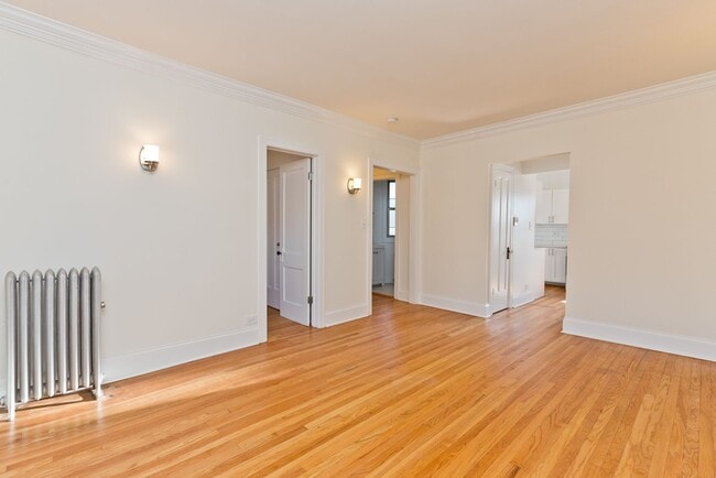 Building Photo - One Bedroom Apartment Near the Lakefront