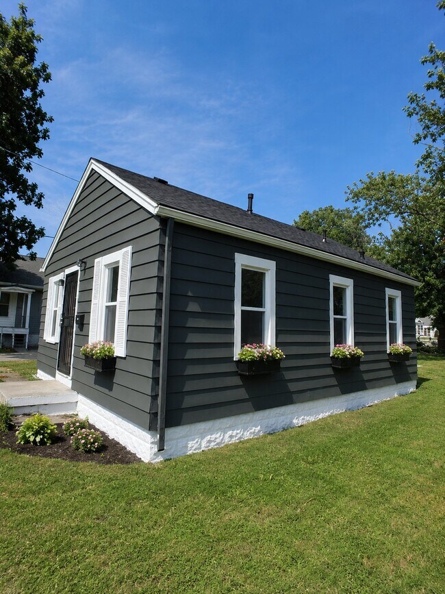 Building Photo - 1180 N Summit Ave