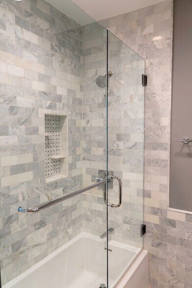 Building Photo - 425 E Ocean Blvd