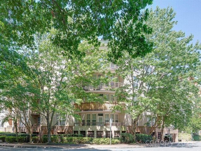 Building Photo - 405 W 7th St