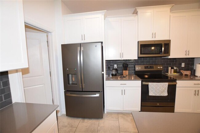 Building Photo - 5055 Hatchineha Ct