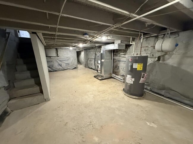 Building Photo - 5340 Maple Ave