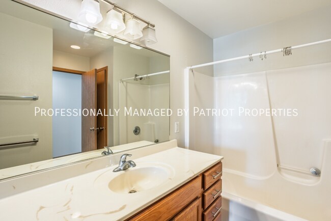 Building Photo - 823 Hawkeye Dr