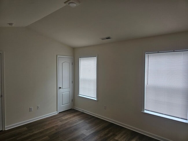 Building Photo - Spacious Duplex close to schools and shopping.