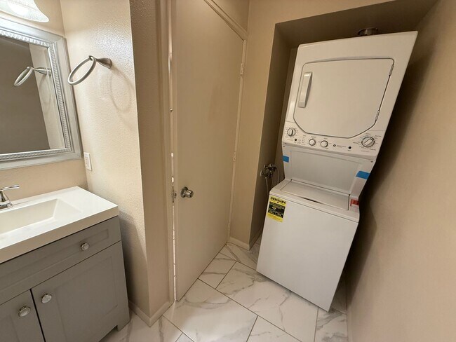 Building Photo - Charming 2 Bedroom Apartment with Balcony ...