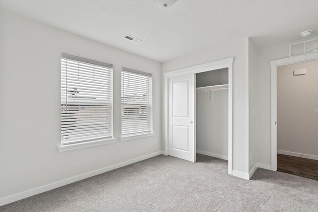 Building Photo - 10419 Rockaway Ridge St