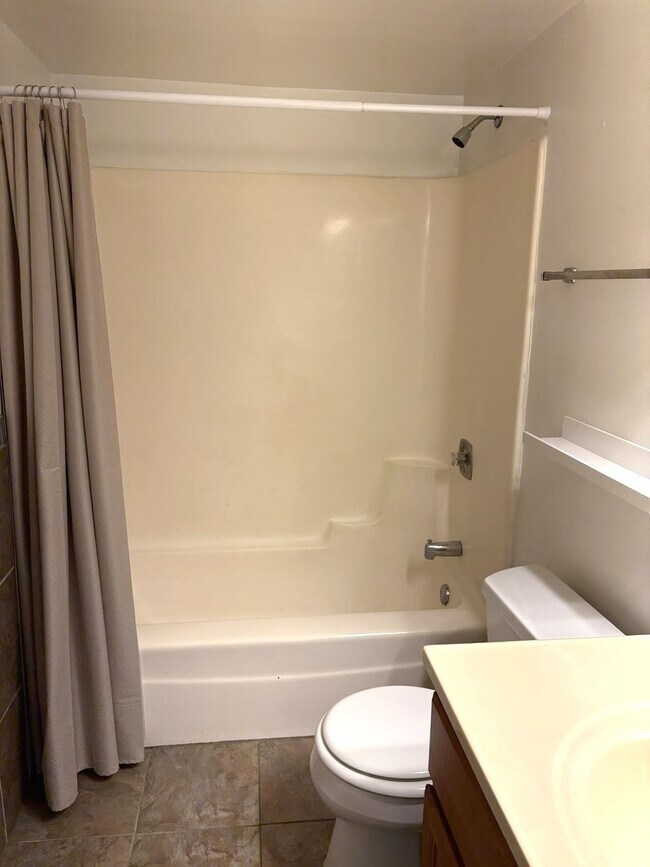 Building Photo - 212 Madison St