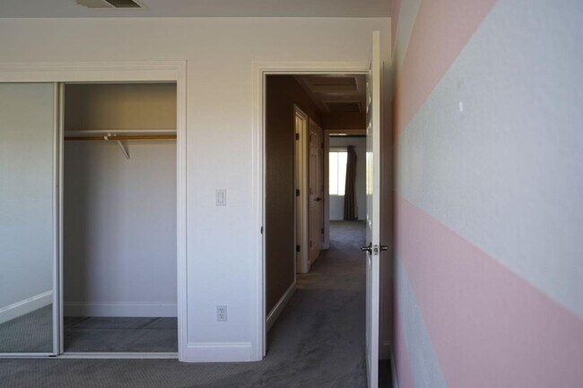 Building Photo - 1074 Vineyard Dr