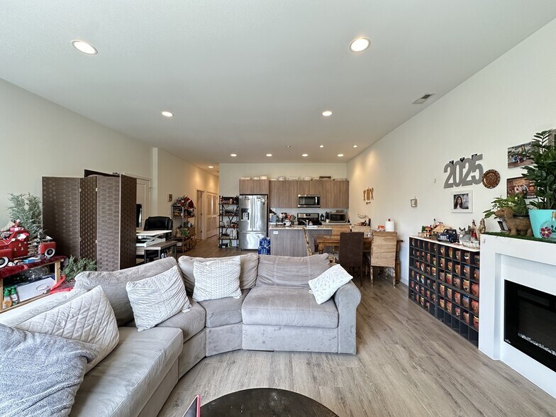 Building Photo - 4119 N Narragansett Ave