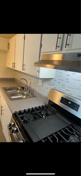 Building Photo - 6928 Woodley Ave