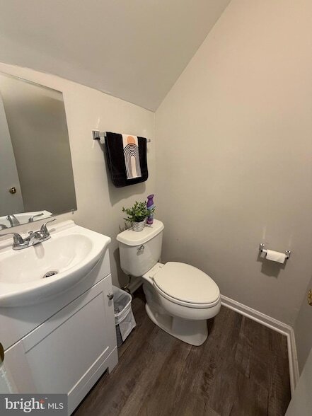 Building Photo - 415 Strathaven Ct