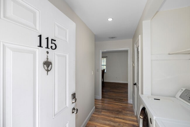 Building Photo - 115 Country Club Dr