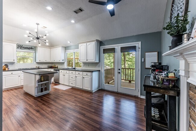 Building Photo - 1801 Camellia Ct
