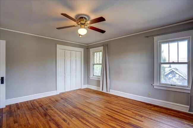 Building Photo - 513 Troy Dr