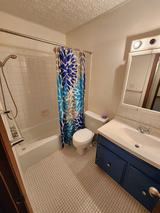 Building Photo - Huntington Condominiums, ground level, immaculate 1BR, 1BTH. Near biking/walking trails!