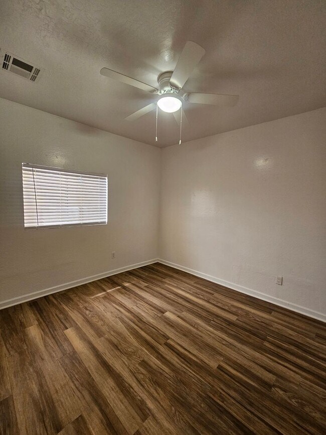 Building Photo - Scottsdale - 5 bedroom, 3 bath - Remodeled...