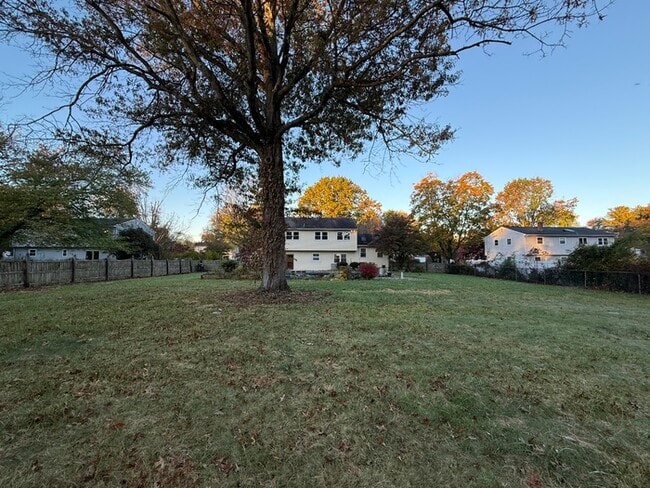 Building Photo - 16 Meadowview Dr