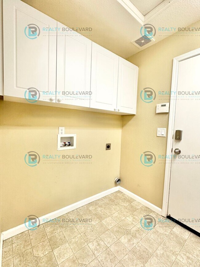 Building Photo - Open Layout, Big Yard, Great Location—This One Has It All!