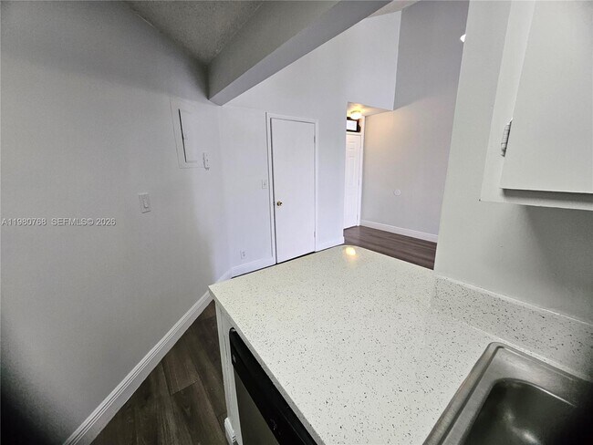 Building Photo - 216 Lake Pointe Dr