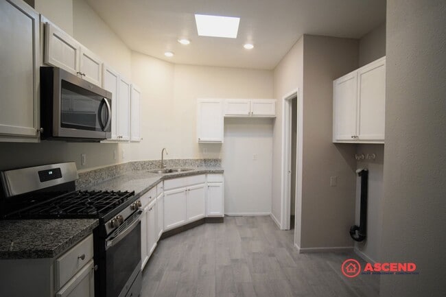 Building Photo - Apartment in Central Bakersfield!