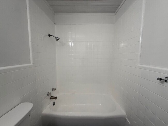 Building Photo - 250 Westridge Dr