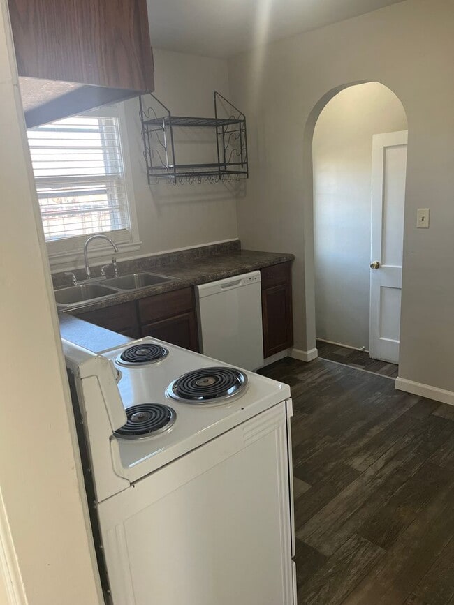 Building Photo - 3 Bedroom Home!