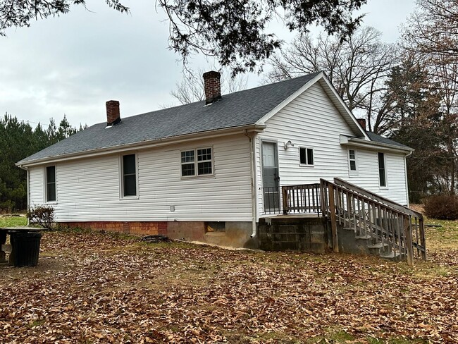 Building Photo - 3-Bedroom Home Convenient to Farmville and...