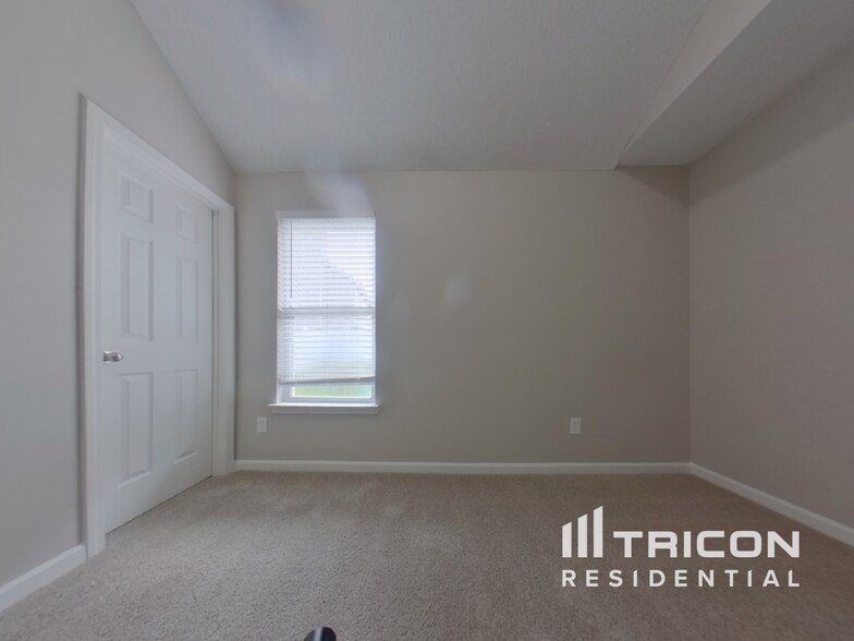 Building Photo - 3011 Summer Breeze Dr