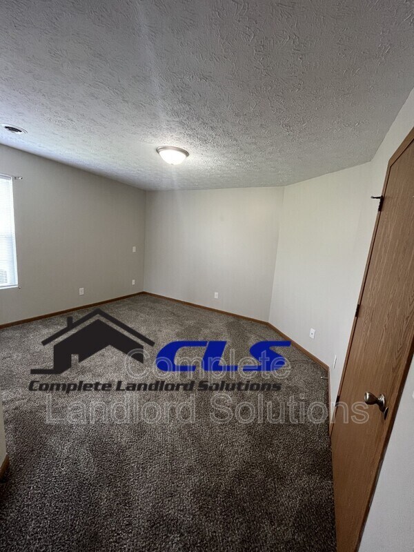 Building Photo - 558 College Ave