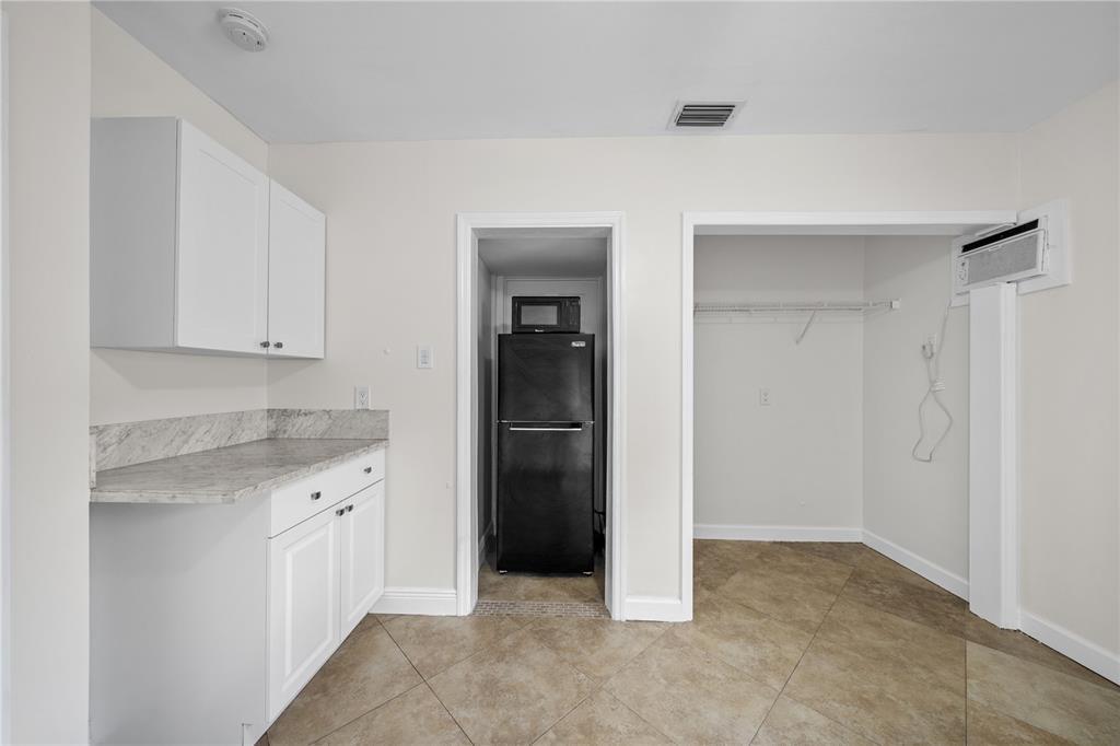 Building Photo - 1041 NE 9th Ave