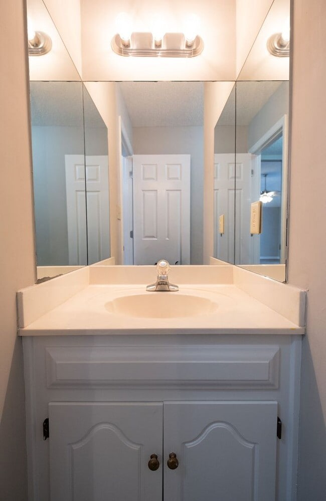 Building Photo - 125 Honeytree Dr