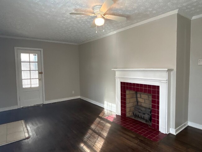 Building Photo - 3 Bed and 2 Bath in Atlanta with a Bonus R...