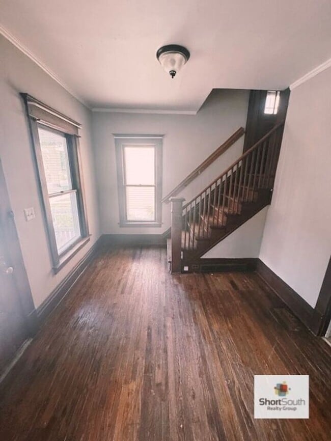 Building Photo - Updated 3 Bed 1.5 Bath House on the SE side