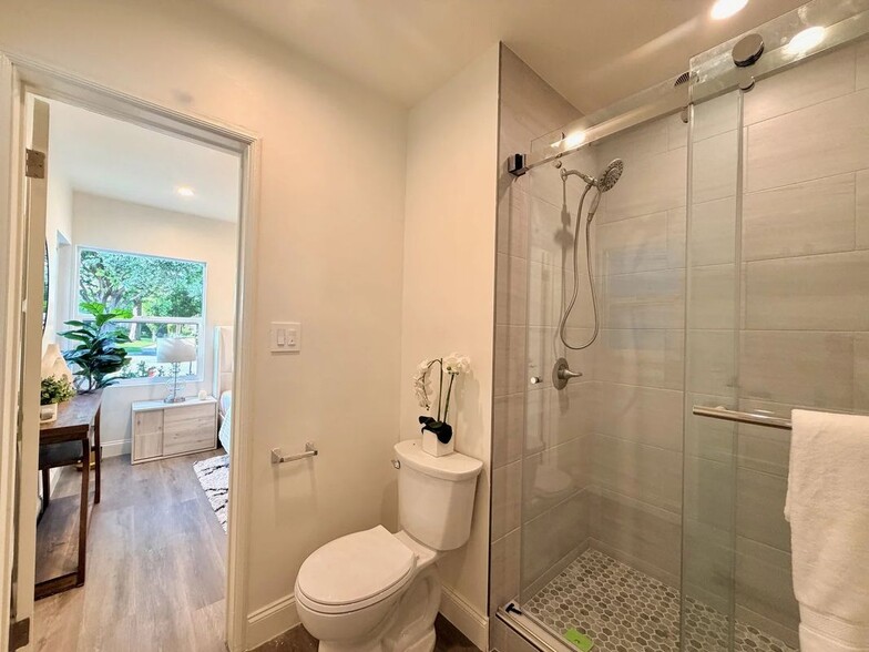 Building Photo - 2924 W Riverside Dr