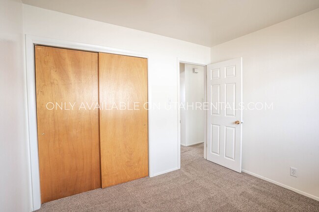 Building Photo - 742 E 200 N