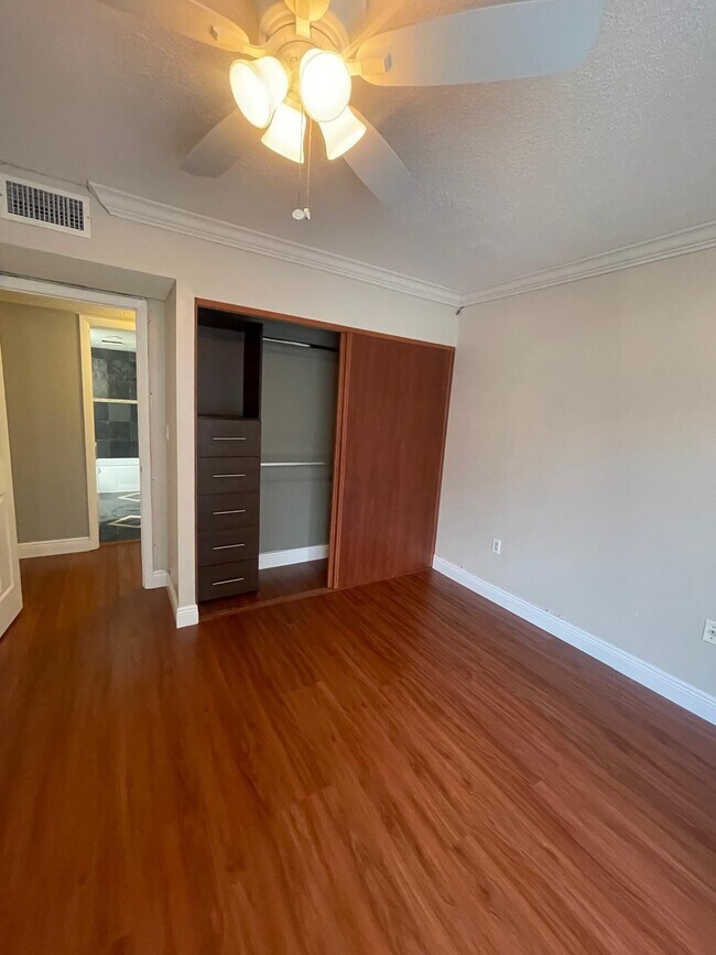 Building Photo - 4156 Inverrary Dr