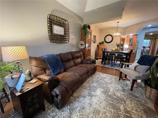 Building Photo - 27 5th St