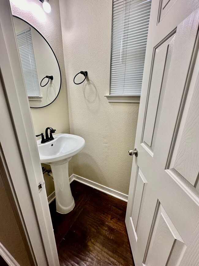 Building Photo - *Fantastic Home in Great Stone Oak Location*