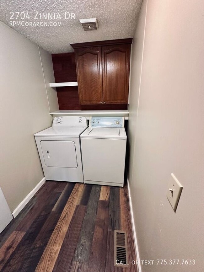 Building Photo - 2704 Zinnia Ave