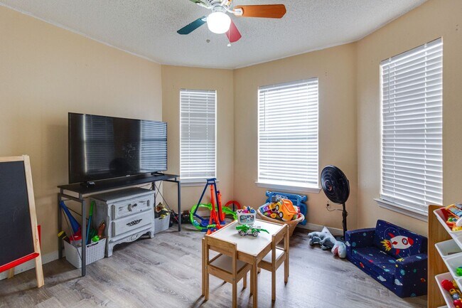 Building Photo - 3 Bedroom in Navarre!!!