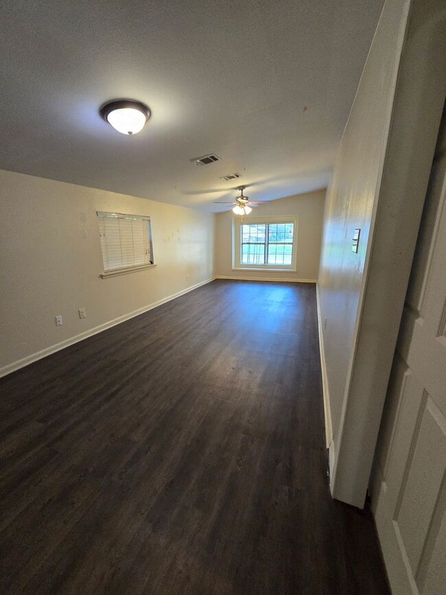 Building Photo - 3 bedroom 1.5 bathroom--Shady Grove Neighb...
