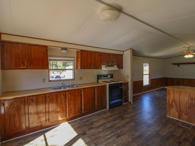 Building Photo - Updated 2BR/1BA Trailer in Muscle Shoals – Quiet Country Setting