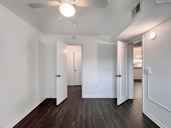 Building Photo - Two-Bedroom Condo in Winter Haven