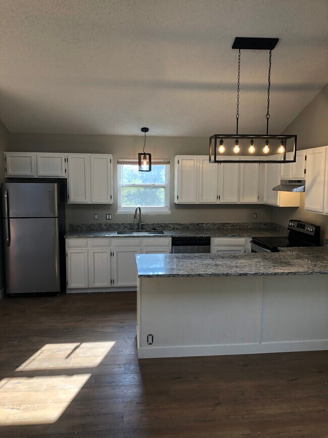 Building Photo - 30803 Hilltop Dr