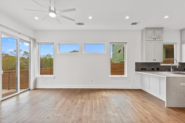 Building Photo - 4020 Valley View Rd