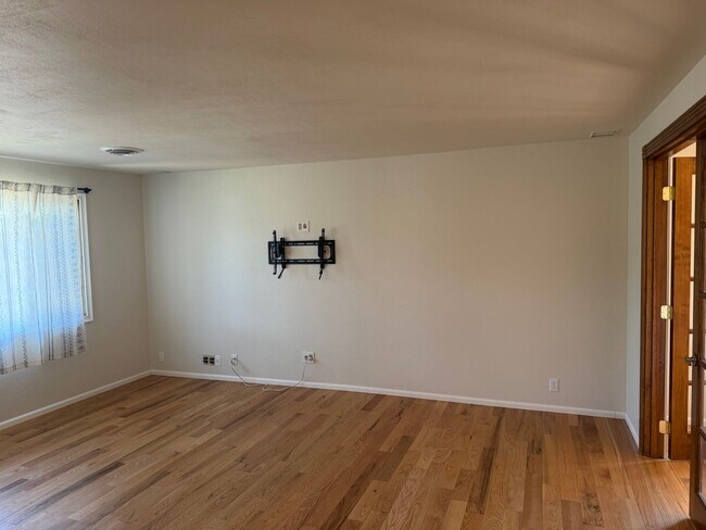 Building Photo - Updated 3-bedroom, 2-bathroom house in desirable Thurston neighborhood!