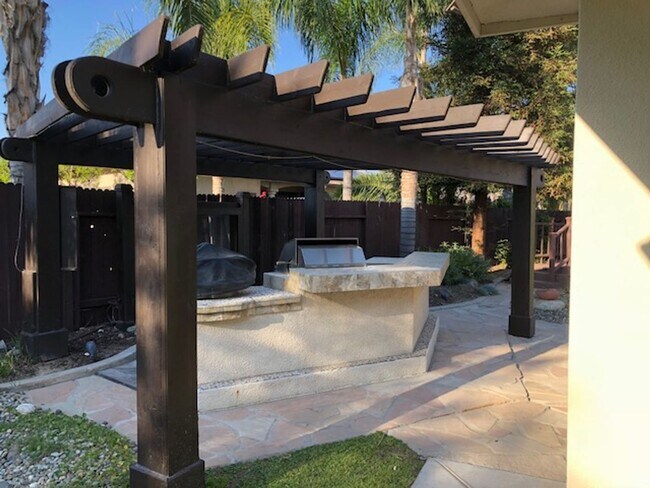 Building Photo - Gated Grand Island Home!
