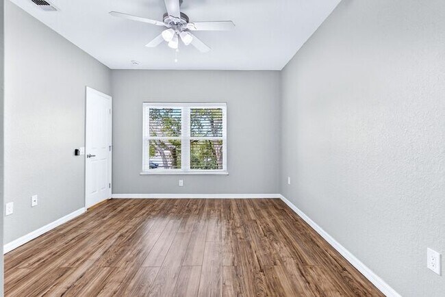 Building Photo - Immaculately updated 3/2.5 Three-Story Maitland Condo in Visconti!