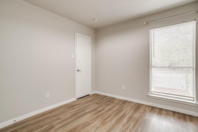 Building Photo - 5947 Chimney Wood Cir